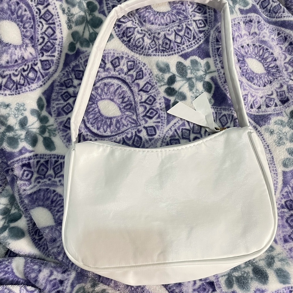 Shoulder bags 1 of each color white and black